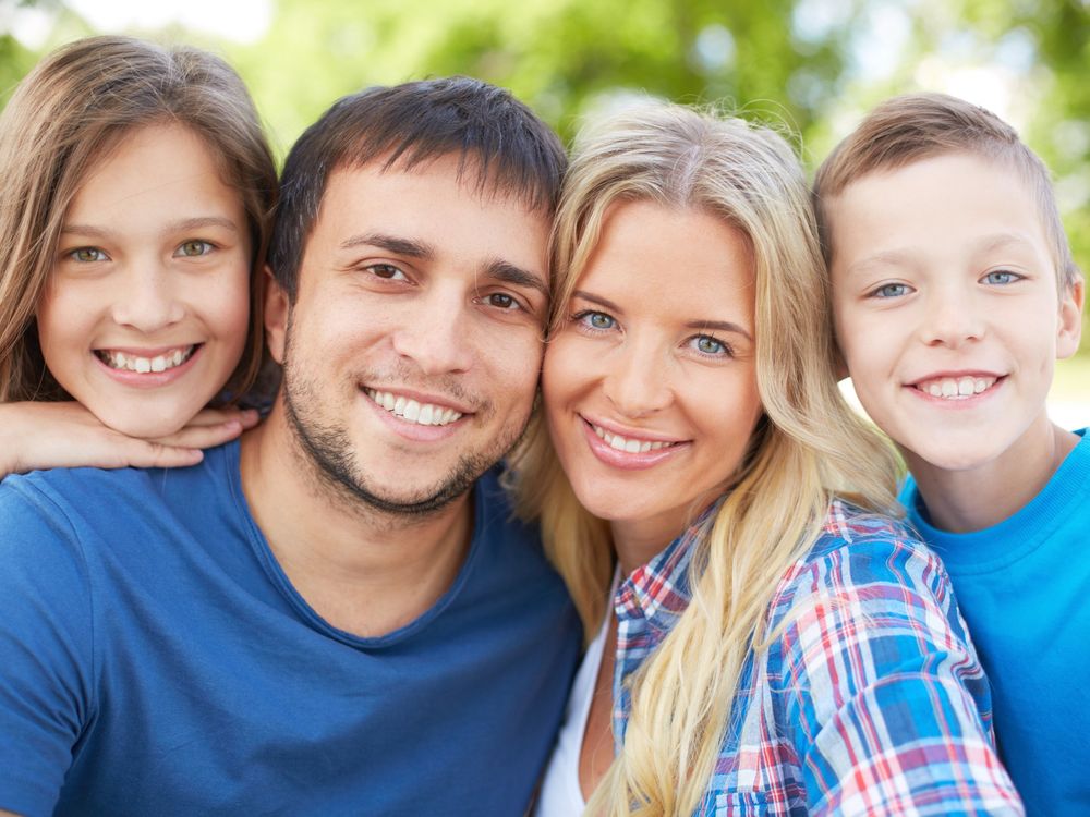 Familia sonriente: bienestar y salud bucodental, Clínica Baleares en Valencia